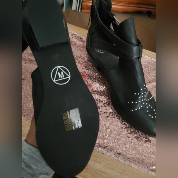 Misguided UK Studded tip short boot. Sz. 9 - Picture 2 of 2